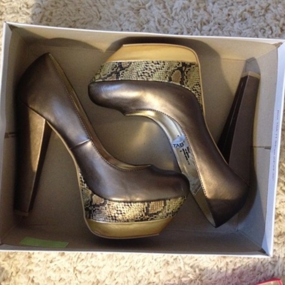 Three (3) Pairs of Xhilaration Pumps / Heels - Picture 3 of 4